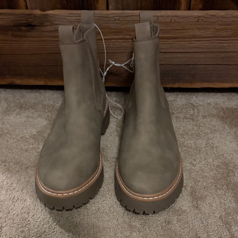 dv by Dolce Vita Taupe Faux Leather Chelsea Boots – Women’s Size 9